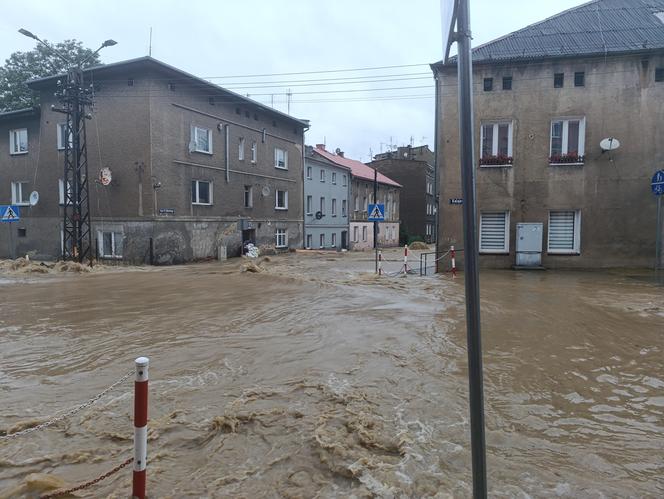 Zagrożenie powodziowe. Głuchołazy. Woda przelała się przez wały. Zalewa miasto