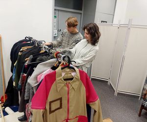 Bydgoscy studenci zaprojektowali uniformy dla obsługi pociągów. Tak się będą nosić pracownicy WARS-u