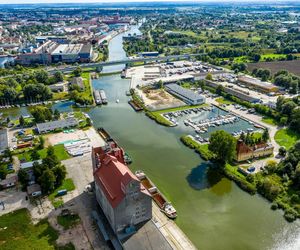 To najniżej położone miasto w Polsce. Zachwyca zabytkową architekturą i krajobrazami