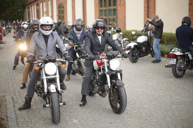 Ulicami Wrocławia przejedzie ponad 70 motocyklistów w garniturach