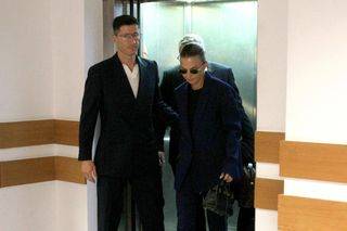 Robert Lewandowski towarzyszył Ani w sądzie. Gwiazdor piłki zaskoczył nowym wizerunkiem