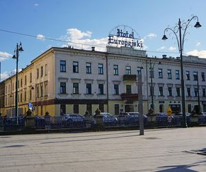 To jeden z najsłynniejszych budynków w Krakowie. W PRL-u stał się własnością państwa