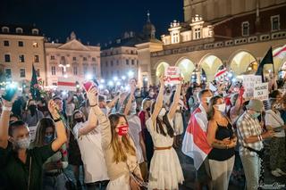 Manifestacja Białorusinów na rynku w Krakowie. Precz z Łukaszenką!