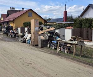 Woda wlewała się oknem do mieszkania
