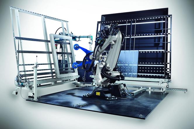 Produkcja okien PVC – robot do szklenia