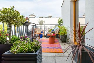 Balkon 2026: 5 trendów aranżacyjnych, które zamienią małą przestrzeń w zieloną oazę