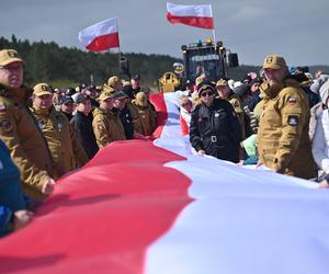 Najdłuższa flaga narodowa w Polsce mierzy ponad 2 km 700 metrów. To nowy rekord Polski!