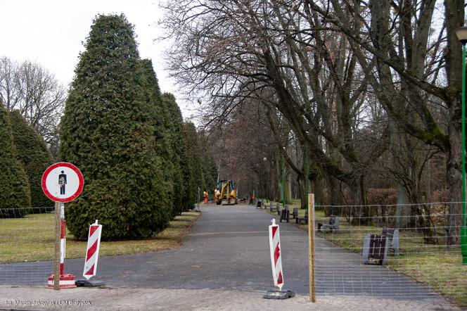 Białystok. Ciężki sprzęt w Alei Zakochanych. Wymieniają nawierzchnię