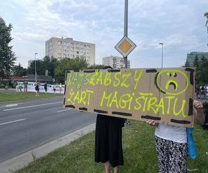 Protest mieszkańców przeciwko wycince drzew pod budowę linii tramwajowej do Mistrzejowic.