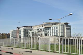 Zaczęli burzyć szkieletor. Mieszkańcy są wściekli, że ciężarówki rozjeżdżają im ulicę 