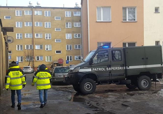 Ewakuacja mieszkańców. Niewybuchy między blokami przy 1-go Maja w Iławie [WIDEO]