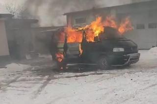 Lubelskie: To był jedyny sposób na uratowanie majątku. Policjanci wyciągnęli płonące auto z drewnianej wiaty