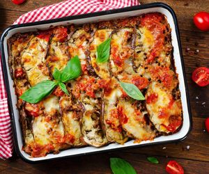 Wege obiad w 20 minut? Zapiecz makaron z bakłażanem i cukinią, a pochwałom nie będzie końca 