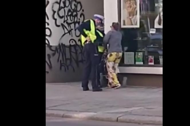 Gliwice: Policjanci zakuli w kajdanki kobietę, która szła bez maseczki. Ale powód interwencji był inny [WIDEO]