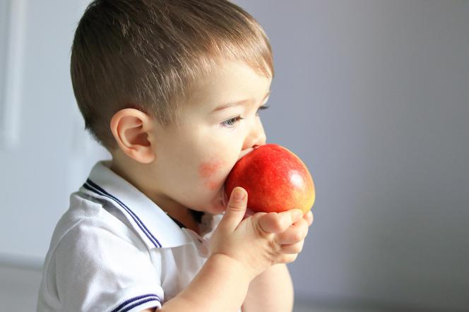 Twoje dziecko jest uczulone na pyłki? Uważaj na alergię krzyżową na jabłko i marchewkę 