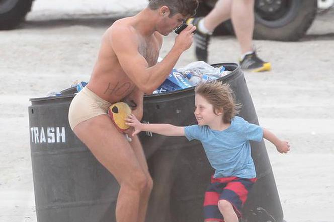 Zac Efron w samych GACIACH! NOWE ZDJĘCIA! Zac kusi Roberta De Niro? ;)