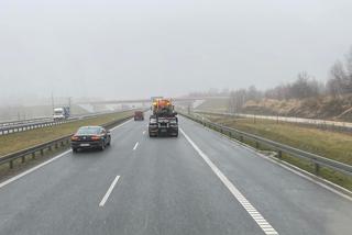 Dwie ciężarówki zderzyły się we mgle na autostradzie A1. Droga zablokowana