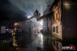 Potężny pożar budynku niedaleko szkoły. Płomienie buchały na kilkanaście metrów