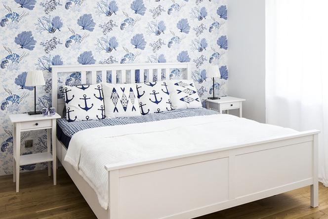 Aranżacja sypialni w stylu marynistycznym: niebieski i biały