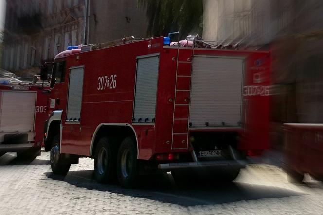 Tragiczny pożar na Górnej w Łodzi. Strażacy ewakuowali martwego mężczyznę
