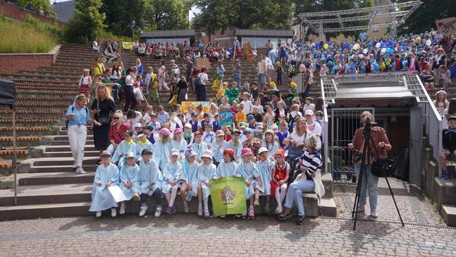 Dni Bajki 2024. W centrum Olsztyna zrobiło się bajkowo. Dzieci przejęły władzę nad miastem [ZDJĘCIA]