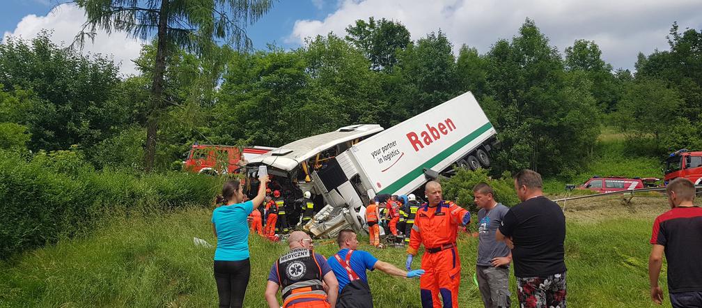 Na Zakopiance autokar zderzył się z ciężarówką. Wśród rannych są dzieci