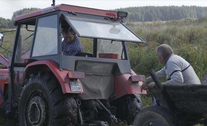 Rolnicy. Podlasie. Andrzej z Plutycz wjechał traktorem w bagno. Ale wtopa!