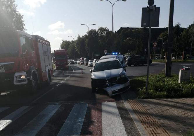 Olsztyn. Wypadek na ul. Armii Krajowej. Droga zablokowana po zderzeniu osobówki z ciężarówką [FOTO]