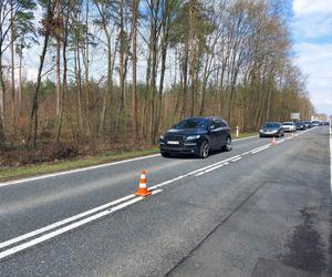 Pod Lubienią dachowało auto osobowe. Jedna osoba poszkodowana