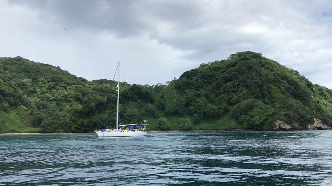 Jacht "Crystal" z wizytą na Wyspie Kokosowej