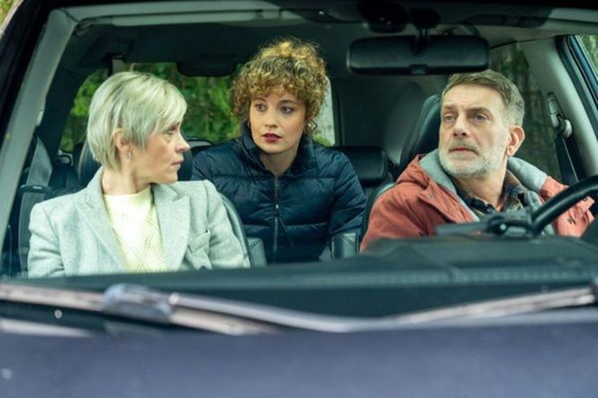 Na sygnale, odc. 718. Wanda (Anna Lemieszek), Anna Reiter (Lea Oleksiak), Wiktor Banach (Wojciech Kuliński)