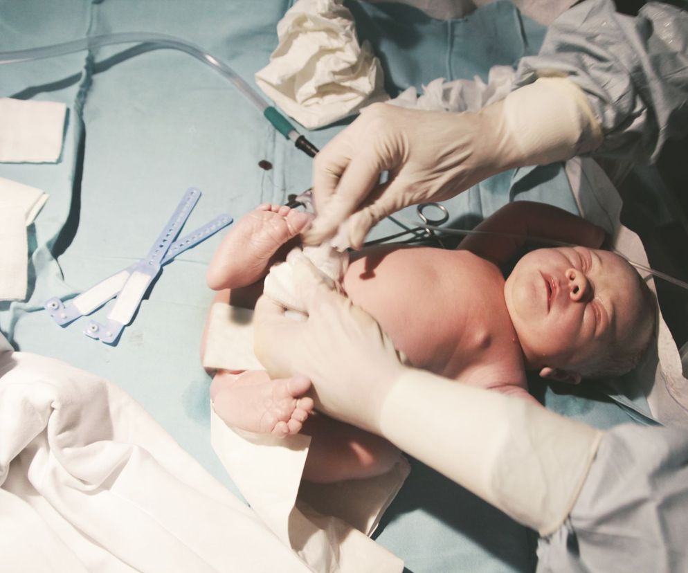 Atrezja dróg żółciowych , inaczej zrośnięcie przewodów żółciowych, to choroba, która pojawia się u dziecka wkrótce po narodzinach. Jakie są przyczyny i objawy atrezji dróg żółciowych? Jak przebiega leczenie?