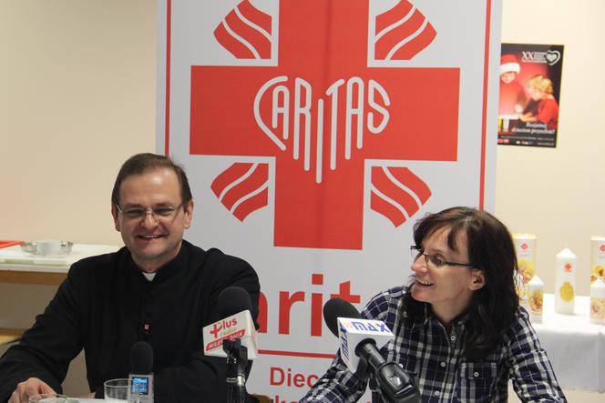 Dyrektor Caritas Diecezji Koszalińsko- Kołobrzeskiej ks. Adam Wakulicz i koordynatorka akcji Agnieszka Kukiełka