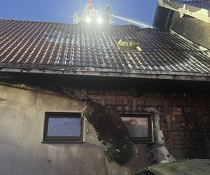 Zapalił się samochód, ogień zajął dom. Dramatyczny pożar w Jabłonnie