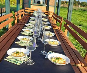 W Chopinowskiej scenografii odbywają się spotkania, degustacje, tematyczne imprezy. Winnica położona jest na wzniesieniu, z którego roztacza się malowniczy widok na Żagań.