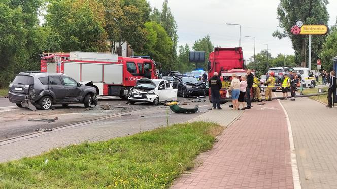 Potężny karambol w Bydgoszczy. 11 pojazdów, sześciu poszkodowanych. Zdjęcia z miejsca wypadku