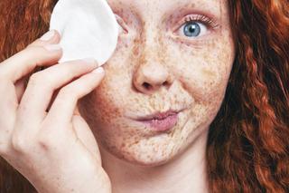 W jakiej kolejności aplikować kosmetyki na twarz? Metoda kanapkowa