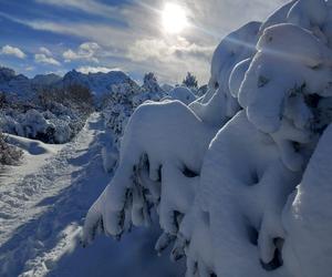 W Tatrach mamy pełnię zimy. Pojawiło się zagrożenie lawinowe