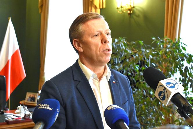 Straż pożarna pod szpitalami rozstawia specjalne namioty!