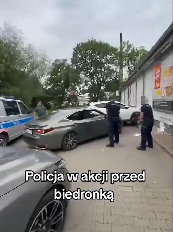 Strzelanina pod "Biedronką" w Bolkowie. Wyciekło szokujące nagranie z interwencji. Policjant ranny