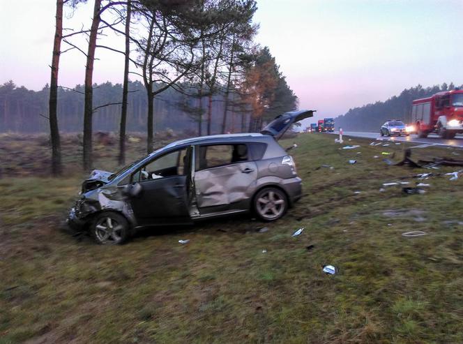 Czołowe zderzenie dwóch aut pod Bydgoszczą. Cztery osoby są ranne