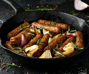 Biała kiełbasa wegetariańska (wegańska): przepis na domową kiełbaskę wielkanocną