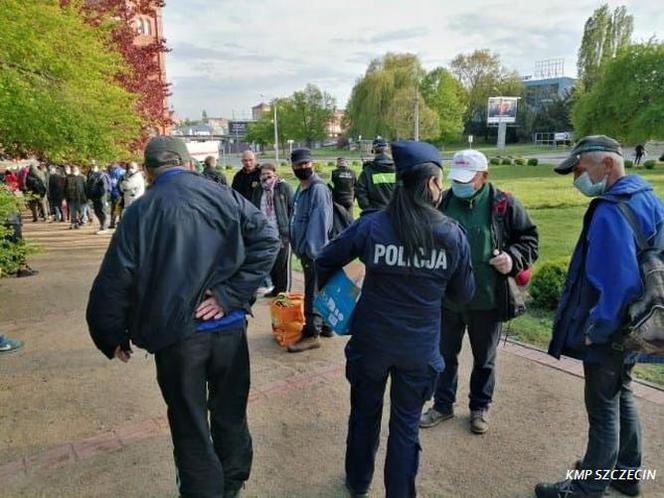 Policjanci rozdają maseczki bezdomnym