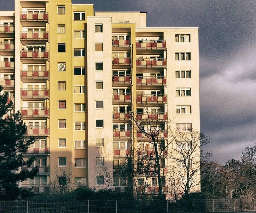 Fatalny finał fiku-miku na klatce schodowej