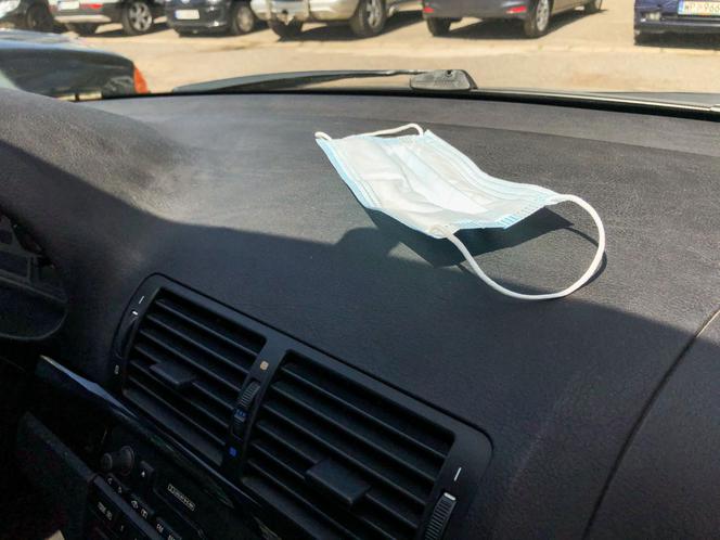 Przechowywanie maseczki w samochodzie