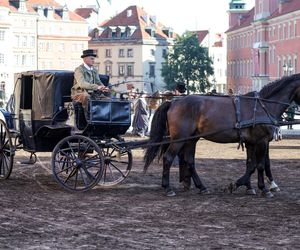 Wokulski i Rzecki spacerują po Warszawie. Plan zdjęciowy „Lalki” przeniósł Stare Miasto do XIX wieku!