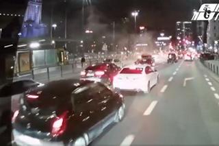 Mercedes płonął przy Dworcu Centralnym. Na ratunek ruszył kierowca autobusu