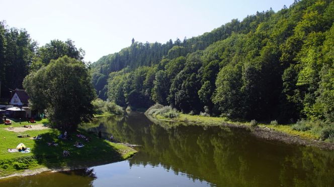 To najpiękniejsze jezioro na Dolnym Śląsku. Otoczone jest wzgórzami i lasami