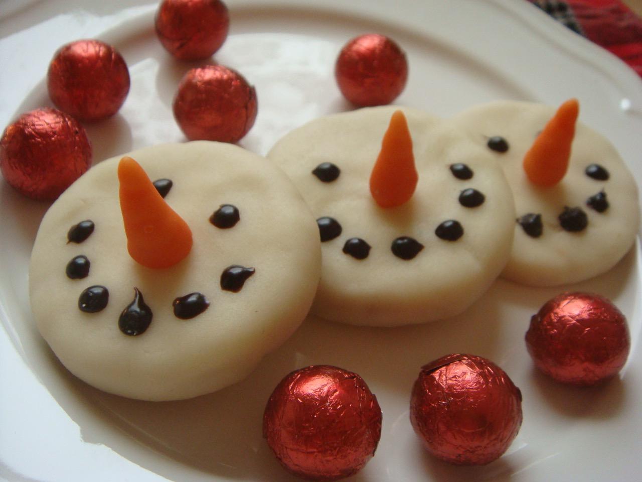 Marcepanowe ciastka bałwanki