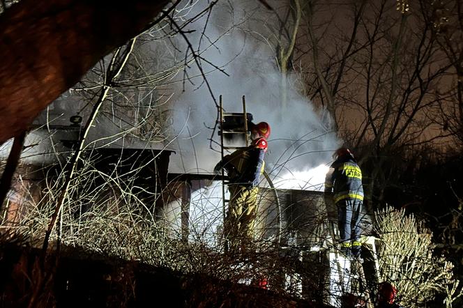 Tragiczny pożar domu na Mokotowie. Strażacy znaleźli zwłoki mężczyzny